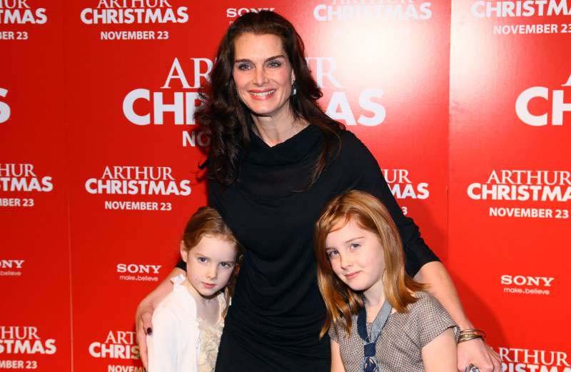 A picture of Rowan with her mother and sister.